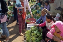 Fruttivendolo al mercato a Ratanakiri