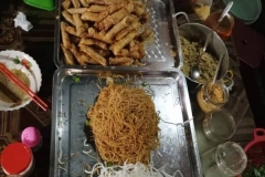Involtini primavera e spaghetti di riso al mercato a Ratanakiri