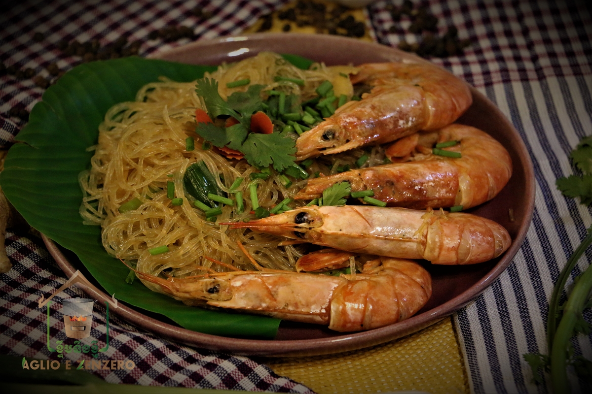 un piatto di spaghetti di soia allo zenzero