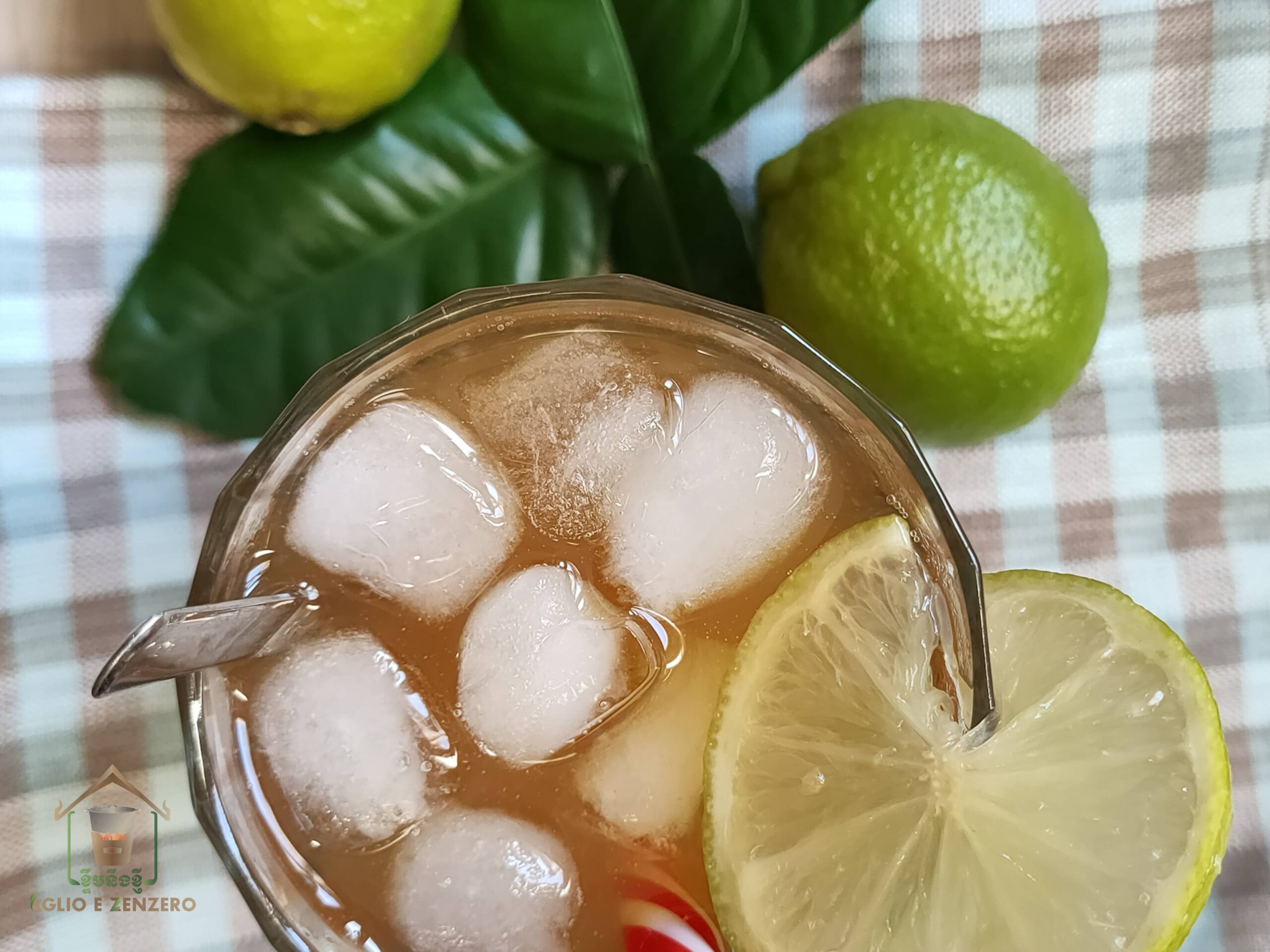 un bicchiere di tè al lime e ghiaccio