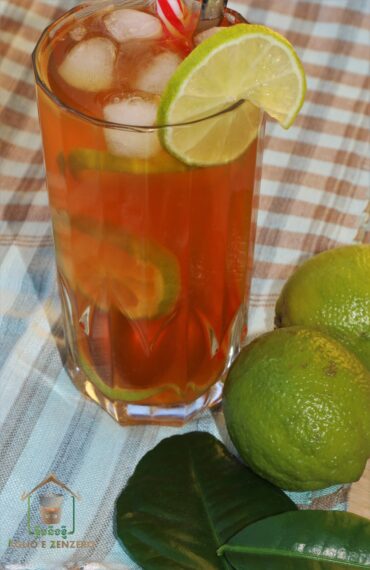 A glass of tea with lime