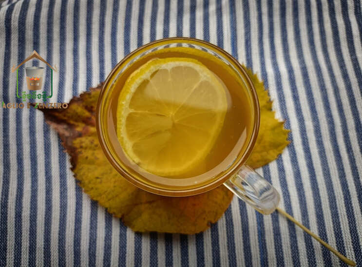 Tisana allo zenzero con fettina di limone